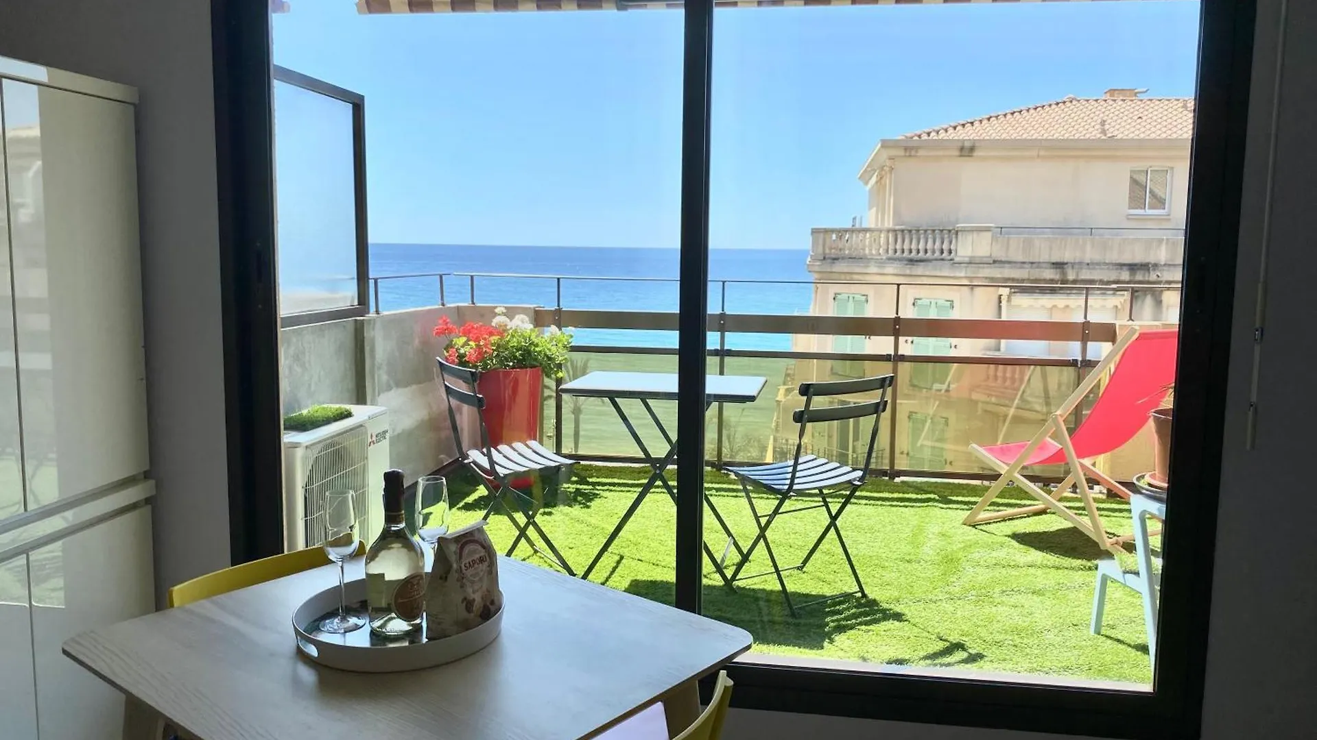 The View-Centre- Clim -Parking-Vue Mer-Plage Menton France
